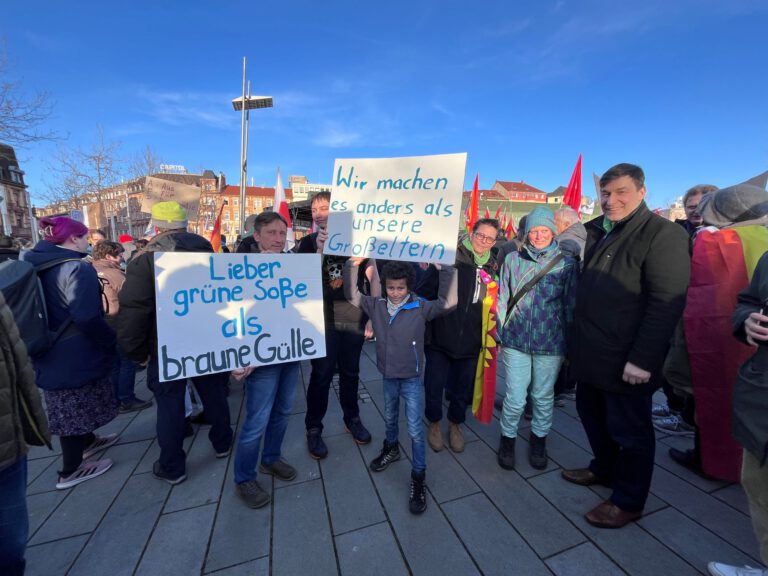 Grüne Ketsch unterstützen Grüne Schwetzingen und fahren nach Mannheim zur große Demo gegen Rechts!
